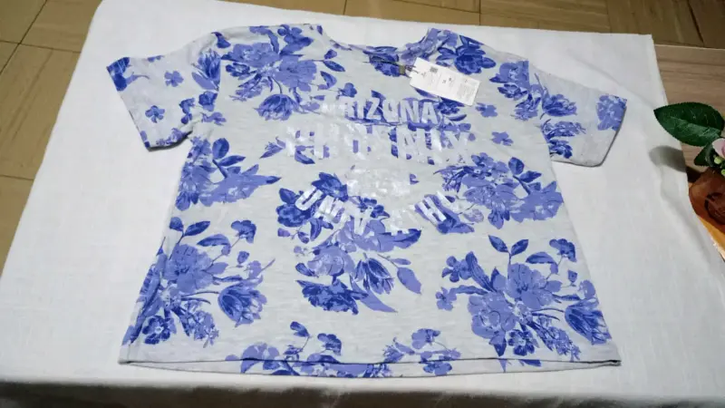Polera gris con estampado floral