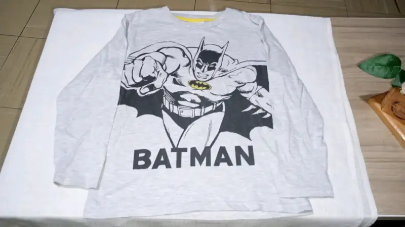 Polera gris Batman manga larga