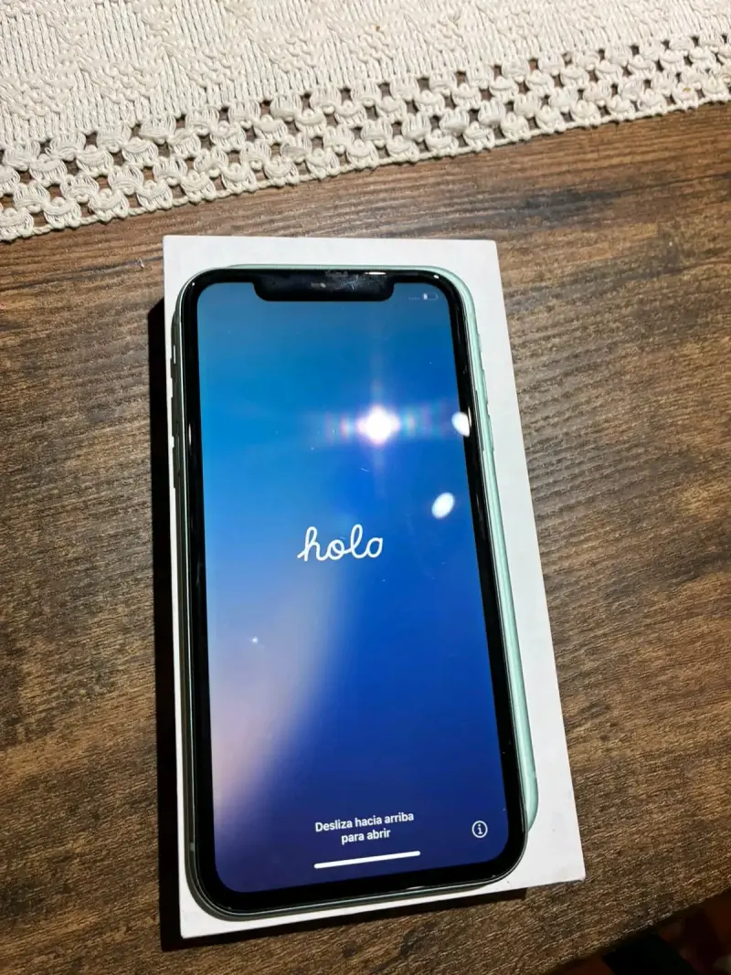 iPhone 11 Verde Impecable | 82% Salud de Batería - 1