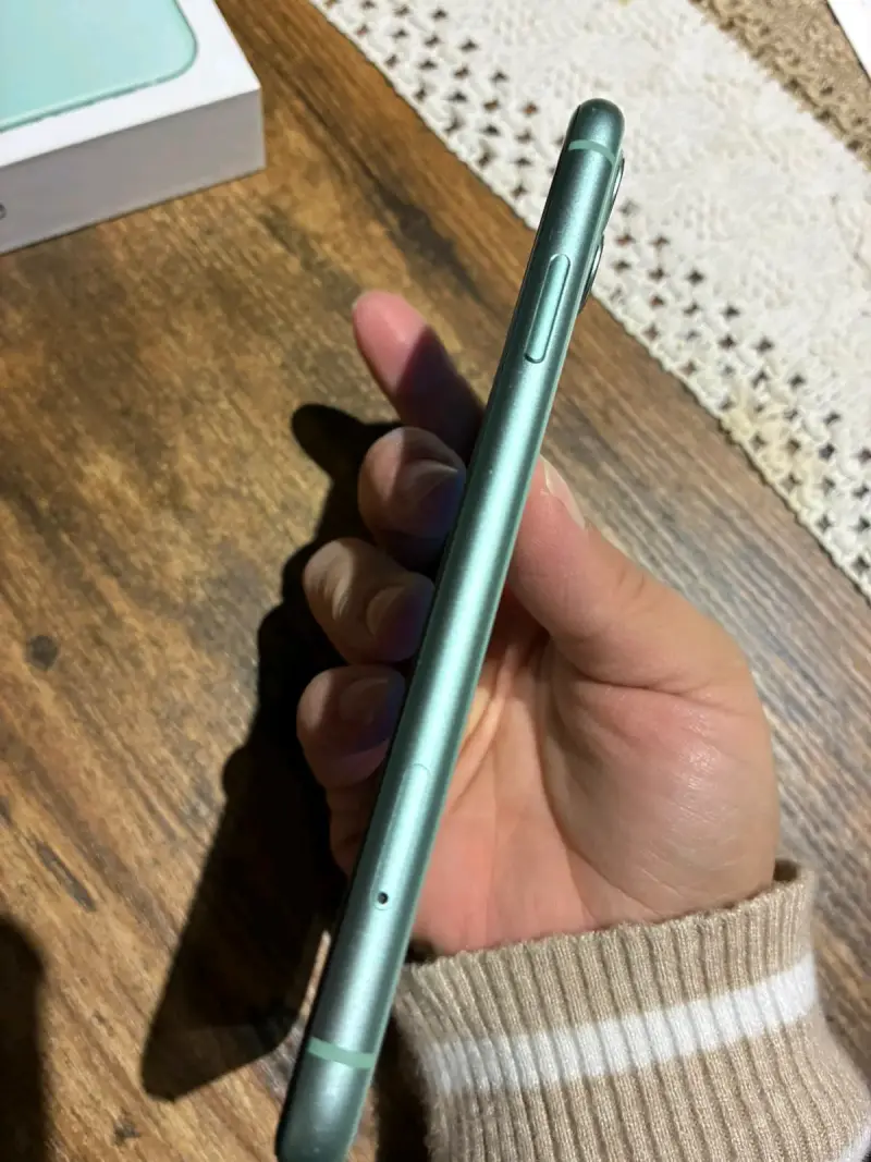 iPhone 11 Verde Impecable | 82% Salud de Batería - 3