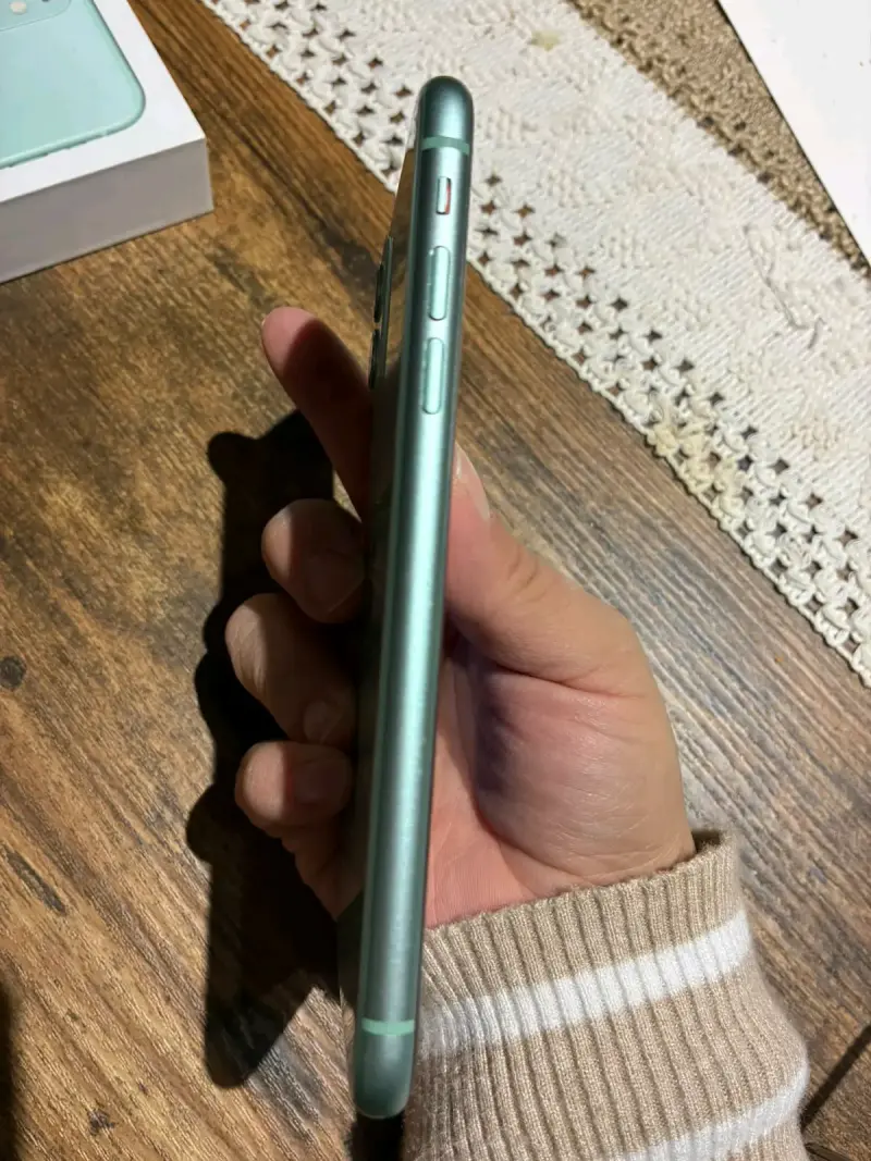 iPhone 11 Verde Impecable | 82% Salud de Batería - 4