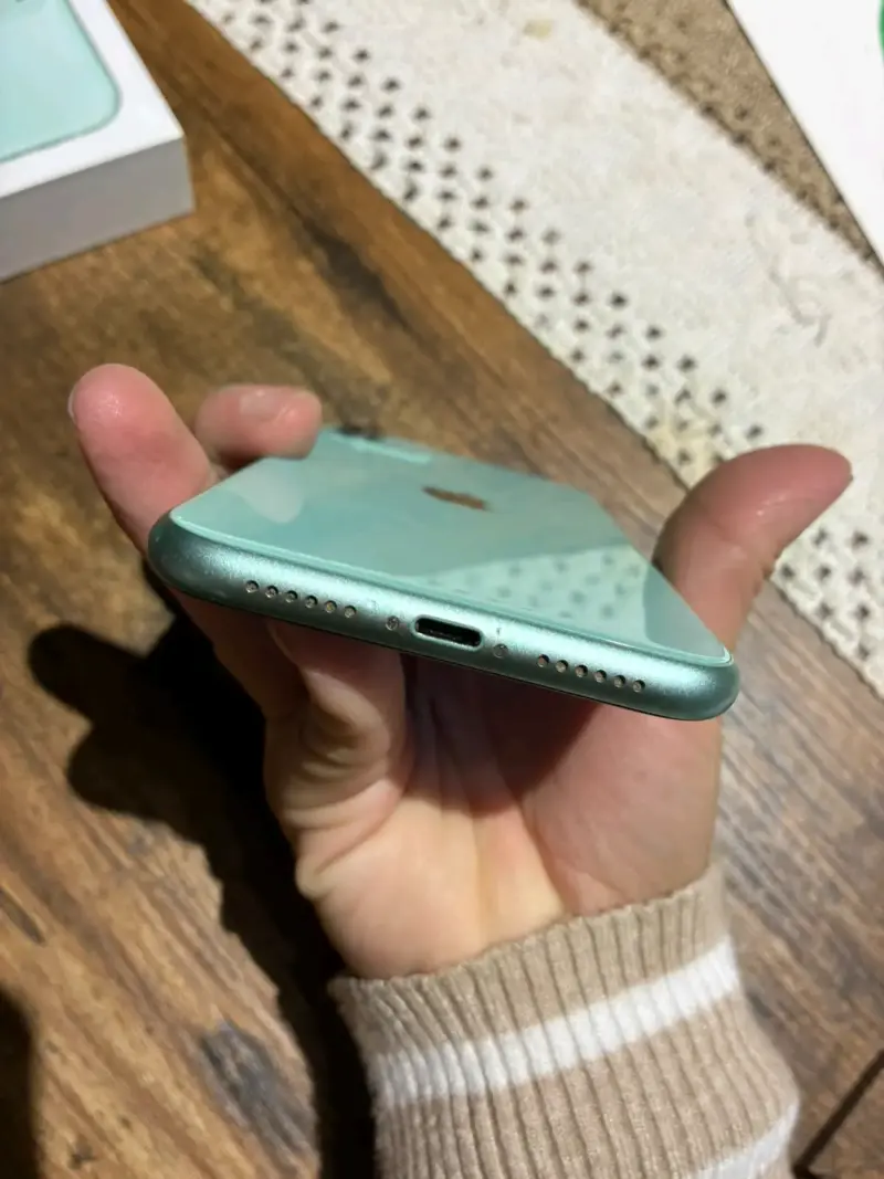 iPhone 11 Verde Impecable | 82% Salud de Batería - 5