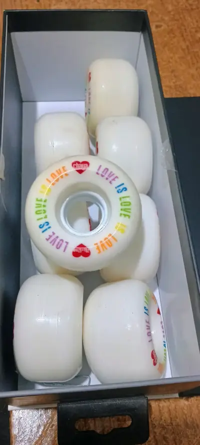 Ruedas patinaje blancas "Love is Love" - miniatura 1