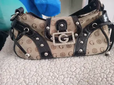 Bolso beige con detalles negros - miniatura 1