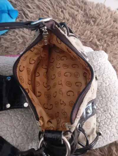 Bolso beige con detalles negros - miniatura 2