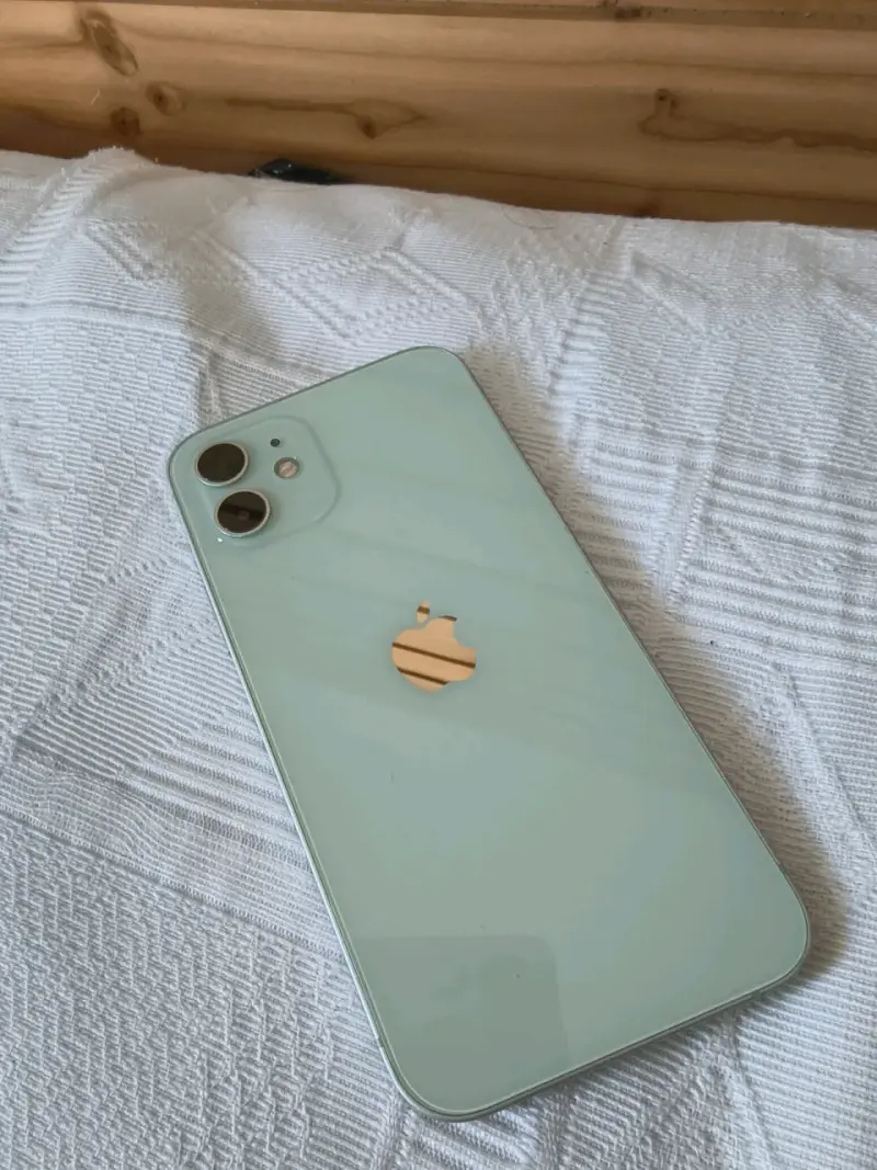 iPhone 12 en buen estado. - 2