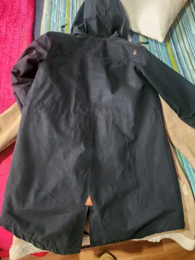 Abrigo Volcom impermeable  azul marino con capucha - miniatura 2