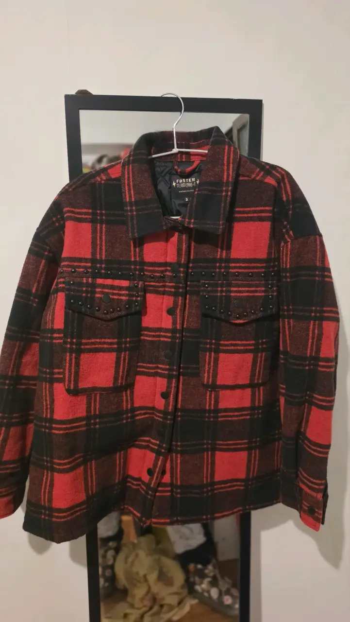 Chaqueta de cuadros rojos y negros - 1