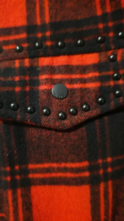Chaqueta de cuadros rojos y negros - miniatura 4