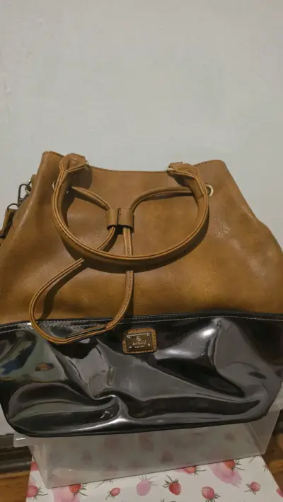 Bolso café con detalles plateados - miniatura 1