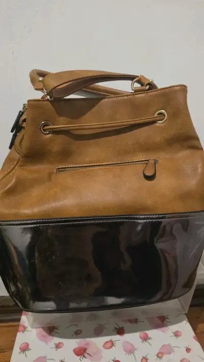 Bolso café con detalles plateados - miniatura 2
