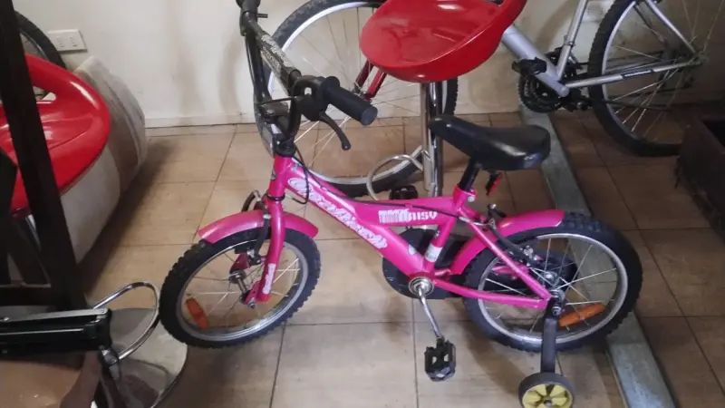 Bicicleta infantil rosa con rueditas