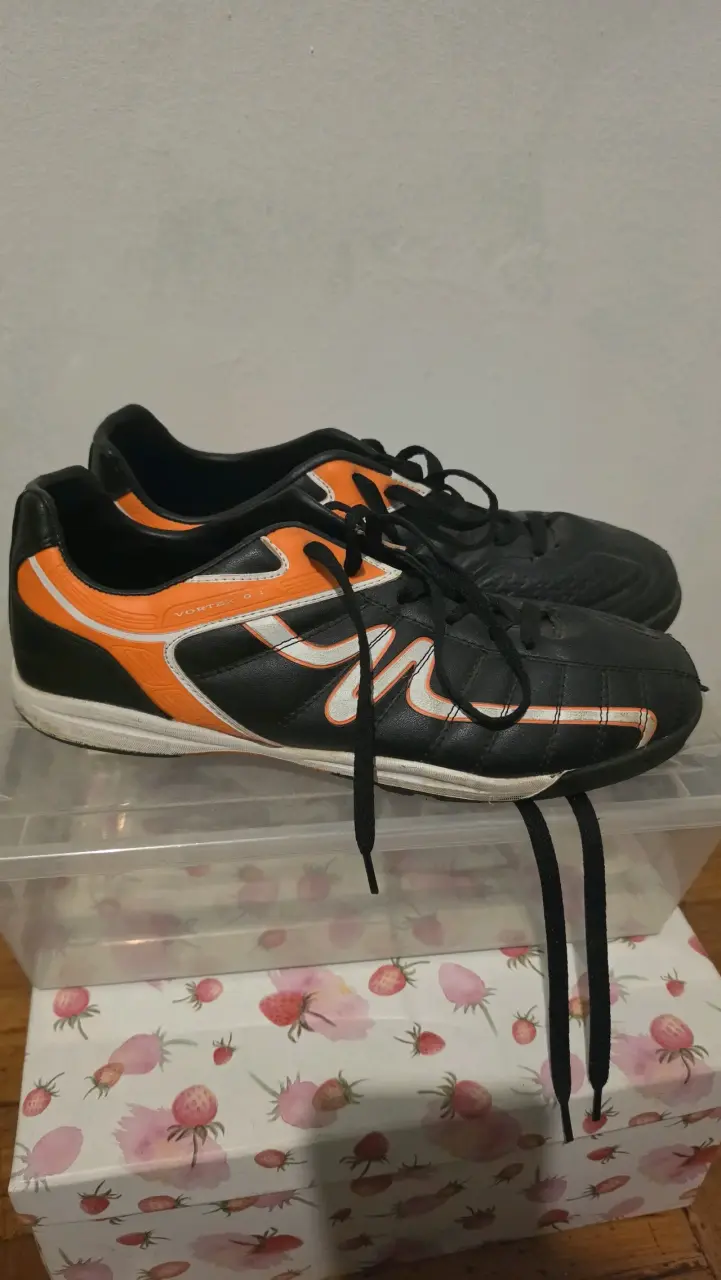 Zapatillas deportivas negras y naranjas - 1