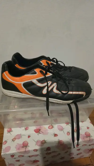 Zapatillas deportivas negras y naranjas - miniatura 1