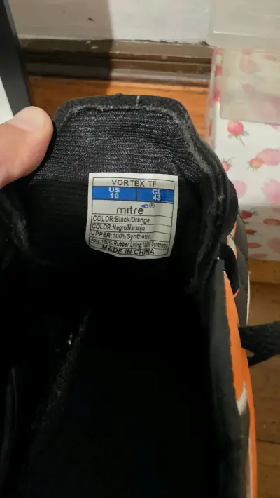 Zapatillas deportivas negras y naranjas - miniatura 2