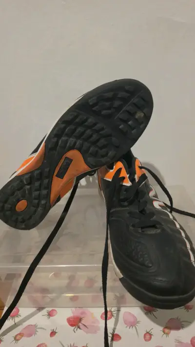 Zapatillas deportivas negras y naranjas - miniatura 3