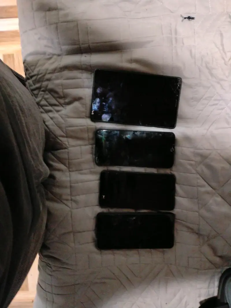 Lote de 3 celulares usados y 1 tablet - 1