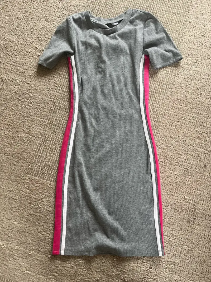 Vestido gris con franjas rosas