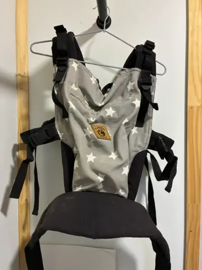 Mochila portabebé con diseño de estrellas - miniatura 1