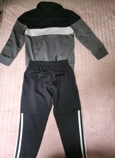 Conjunto deportivo adidas negro y gris - miniatura 2