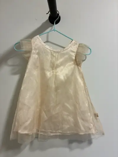 Vestido de niña beige brillante - miniatura 1
