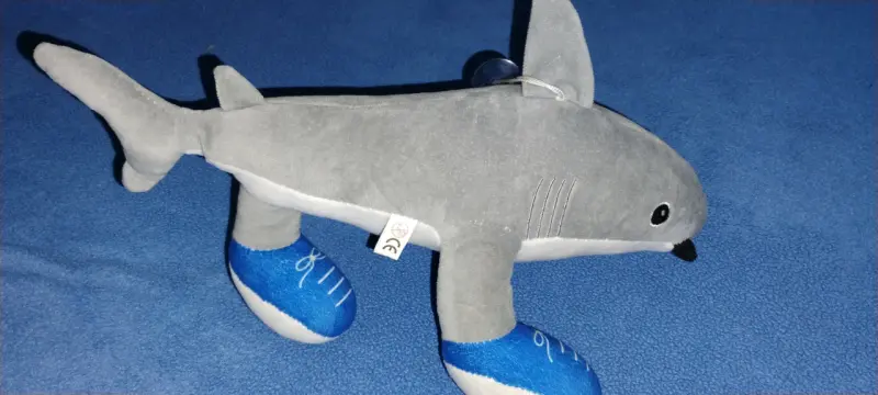 Peluche tiburón con zapatillas - 1