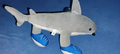 Peluche tiburón con zapatillas - miniatura 1