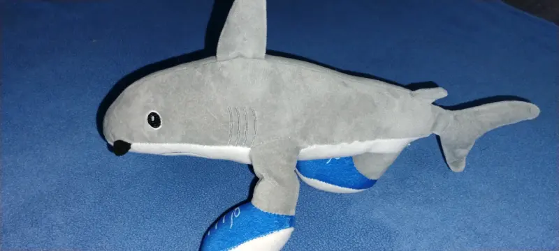 Peluche tiburón con zapatillas - 2