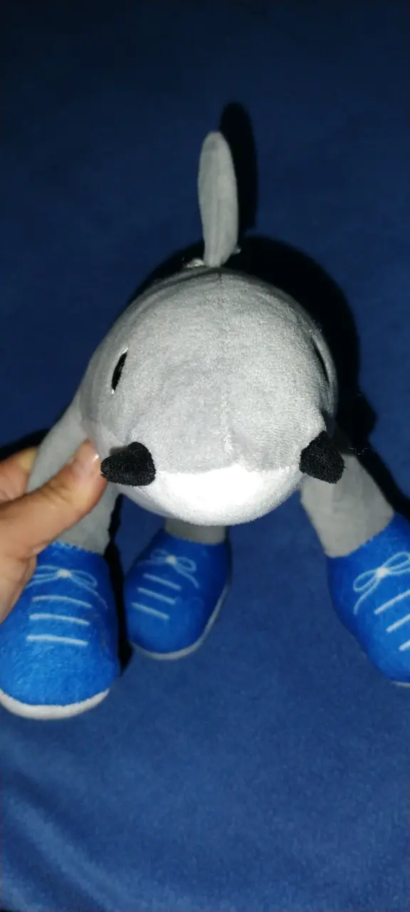 Peluche tiburón con zapatillas - 4