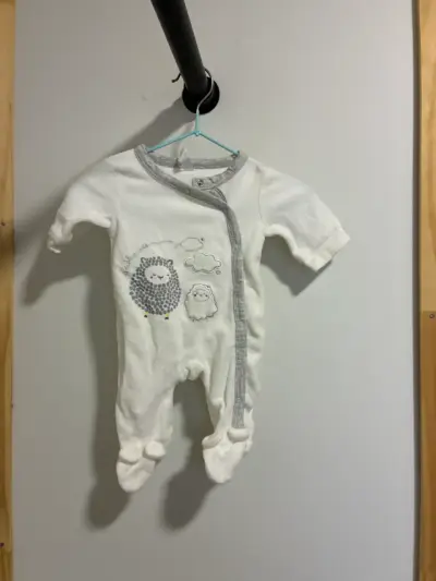 Enterito bebé blanco con dibujos - miniatura 1