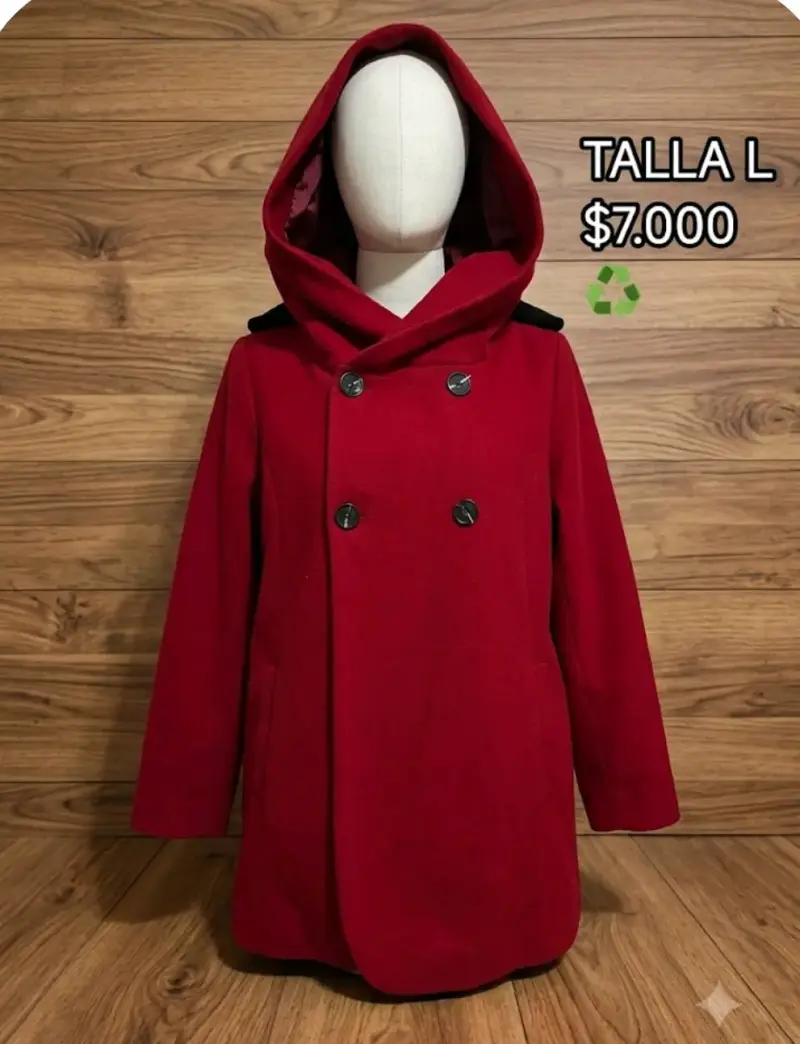 Abrigo rojo con capucha