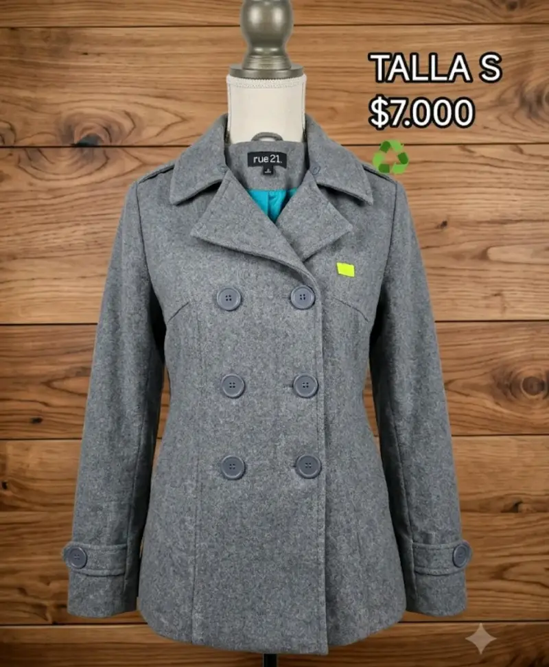 Abrigo gris Rue21 con botones