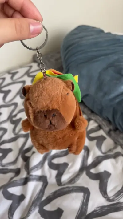 Llavero peluche capybara - miniatura 1