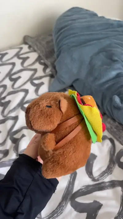 Llavero peluche capybara - miniatura 2