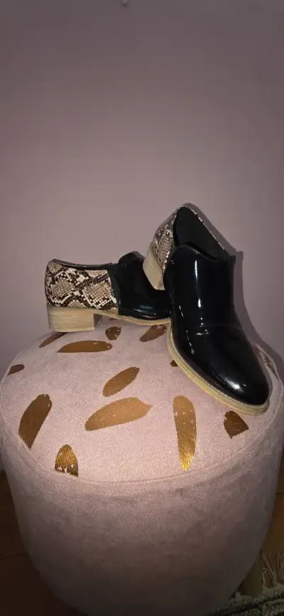 Zapatos charol negro con efecto serpiente - miniatura 1