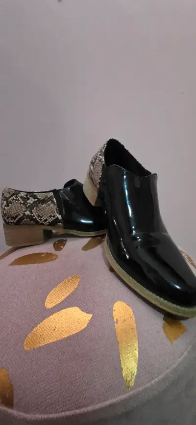 Zapatos charol negro con efecto serpiente - miniatura 2