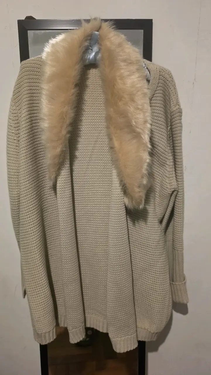 Suéter beige con cuello de piel - 1