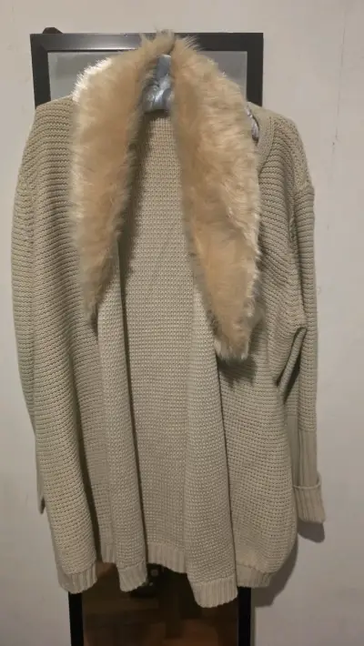 Suéter beige con cuello de piel - miniatura 1