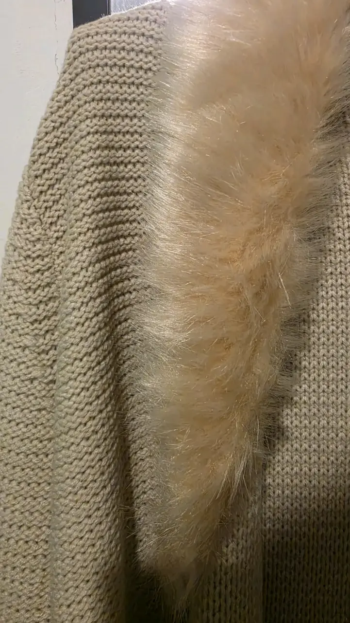 Suéter beige con cuello de piel - 2