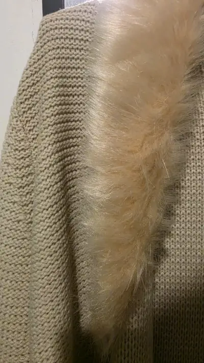 Suéter beige con cuello de piel - miniatura 2