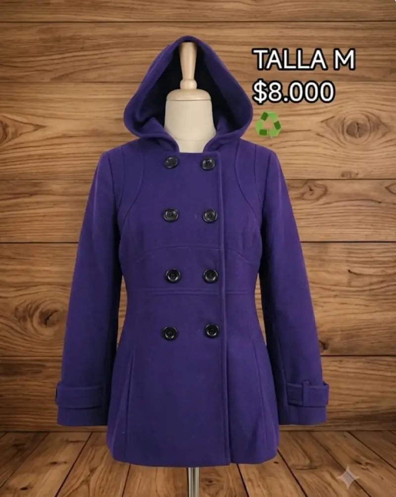 Abrigo morado con capucha