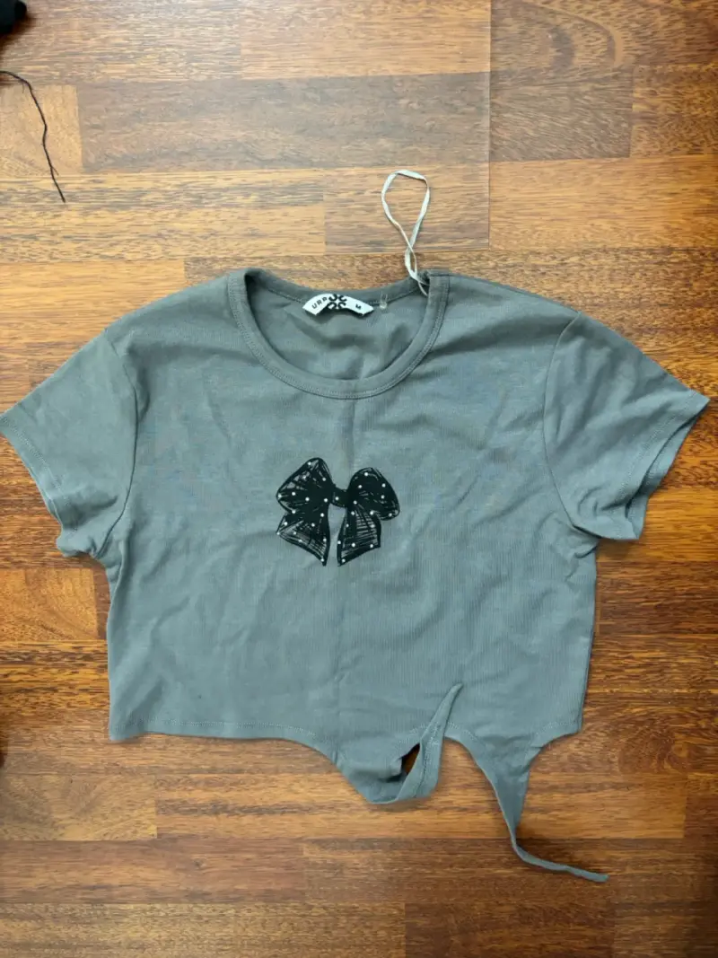 Polera gris con diseño lazo