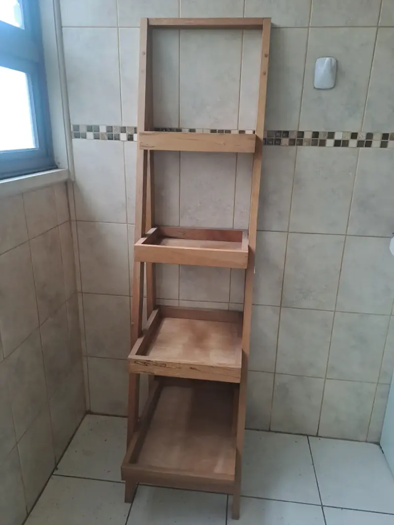 Estante de madera natural