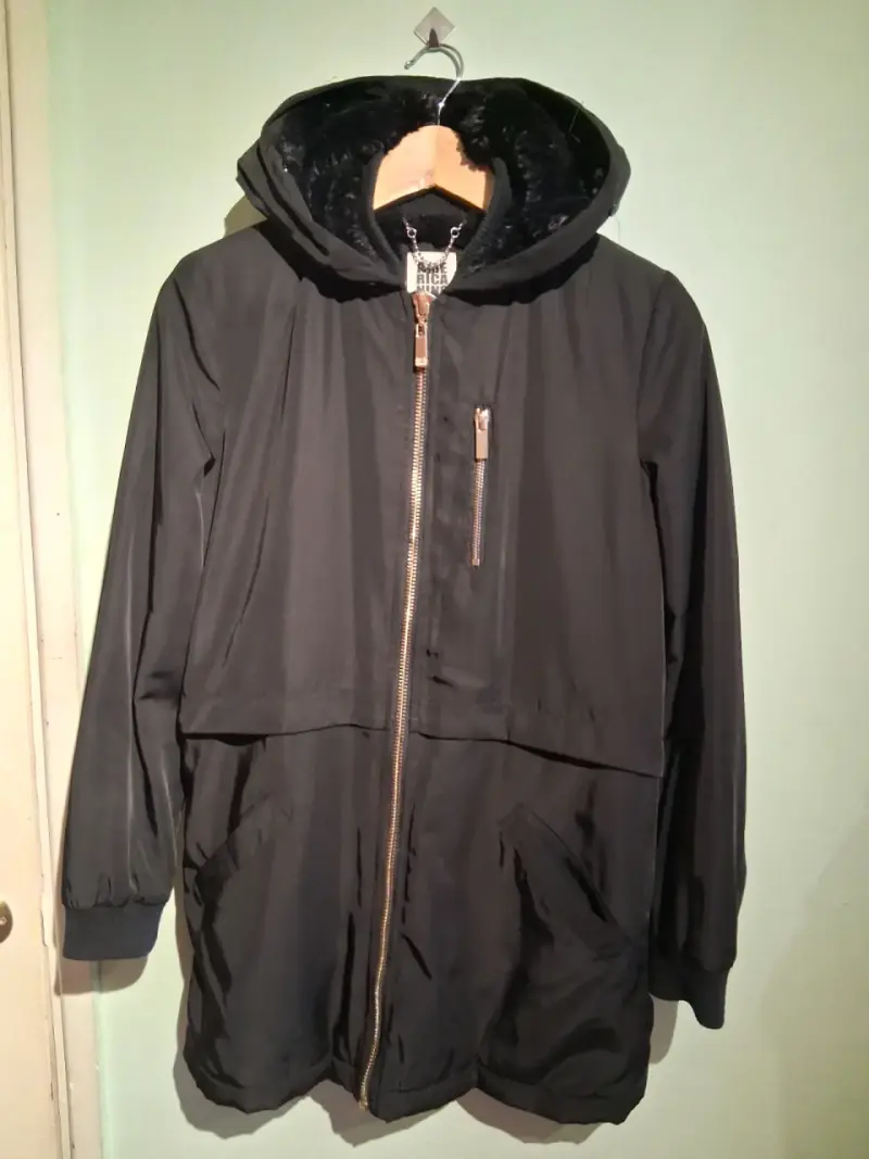 Parka negra con capucha - 1