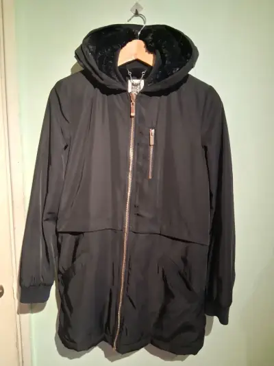 Parka negra con capucha - miniatura 1