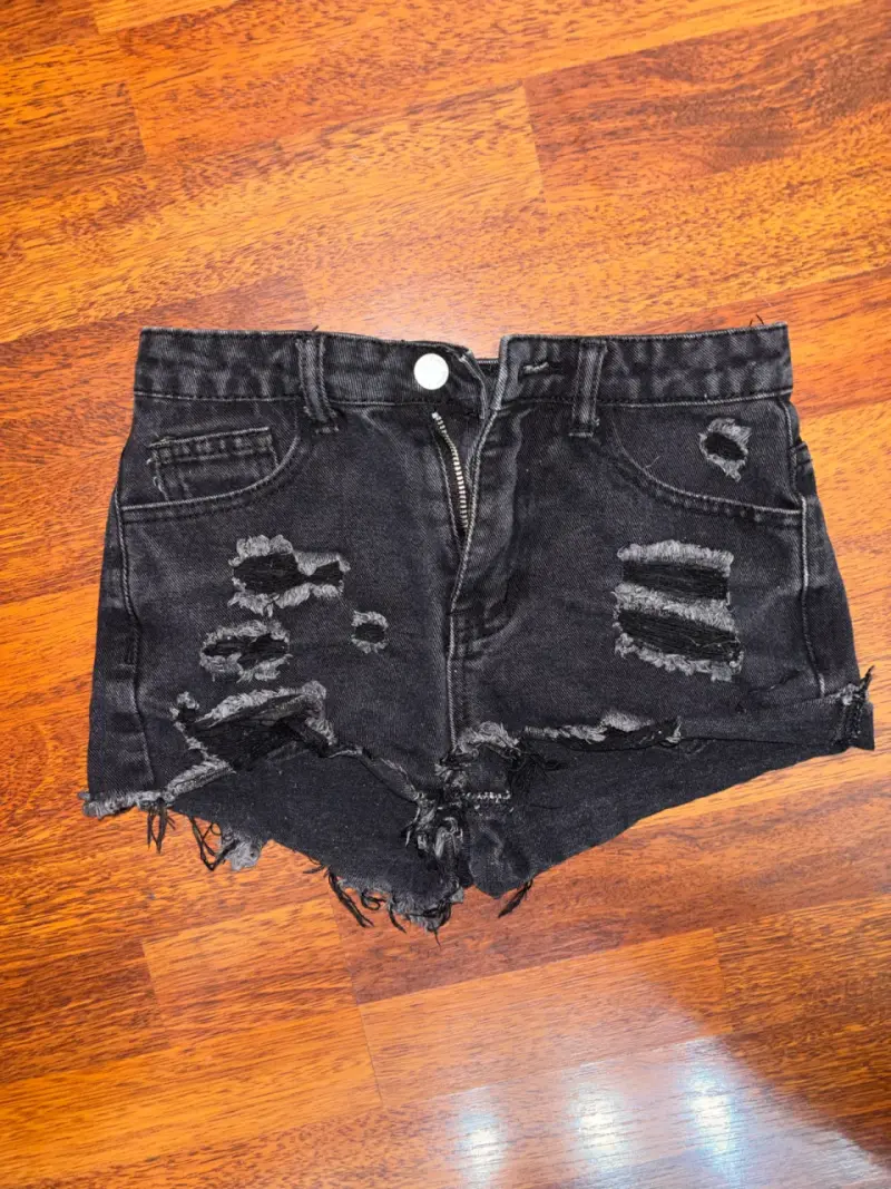 Shorts de mezclilla negros desgastados - 1