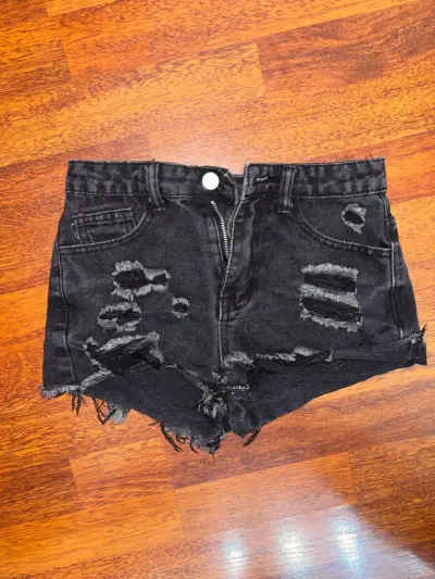 Shorts de mezclilla negros desgastados - miniatura 1