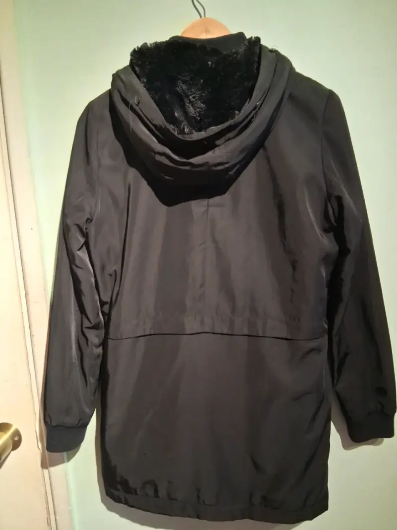 Parka negra con capucha - 2