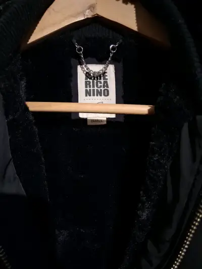 Parka negra con capucha - miniatura 3