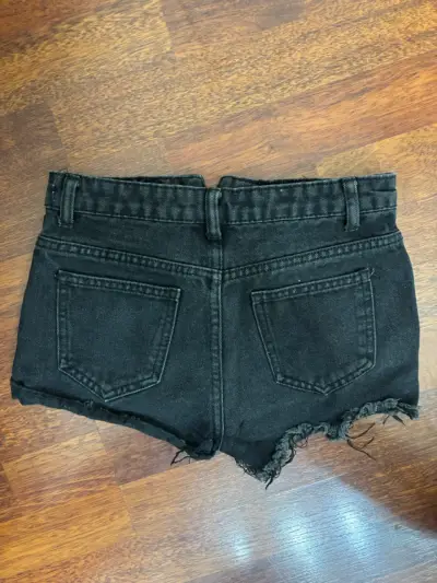 Shorts de mezclilla negros desgastados - miniatura 2